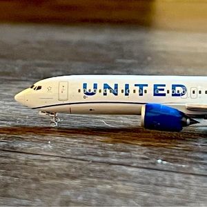 737 MAX8 united